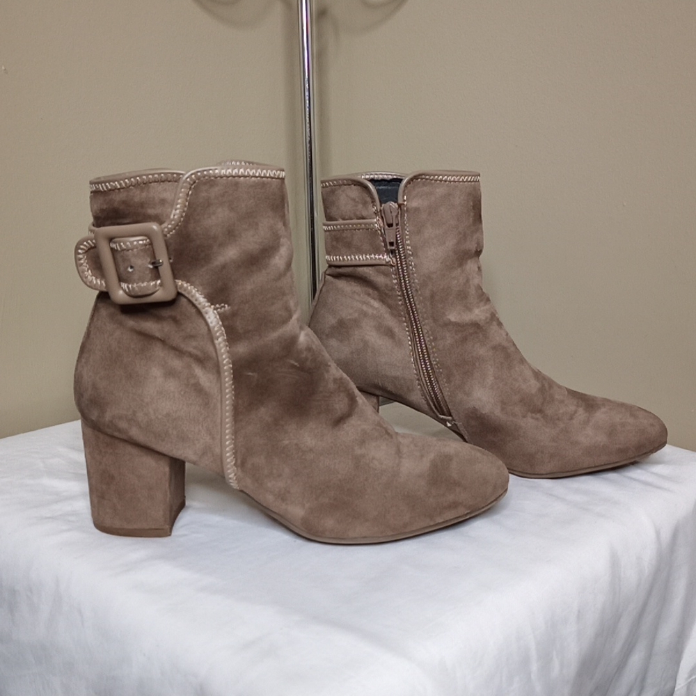 White Mountain Calisi Beige Suede Ankle Boots Booties w/Buckle Detail Sz… - Picture 2 of 6